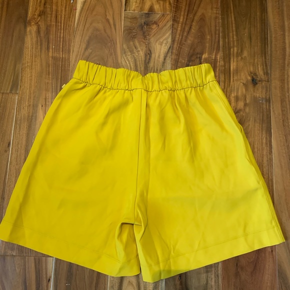 Lululemon noir short 5.5” honey bee HNYB nwt - Picture 5 of 7
